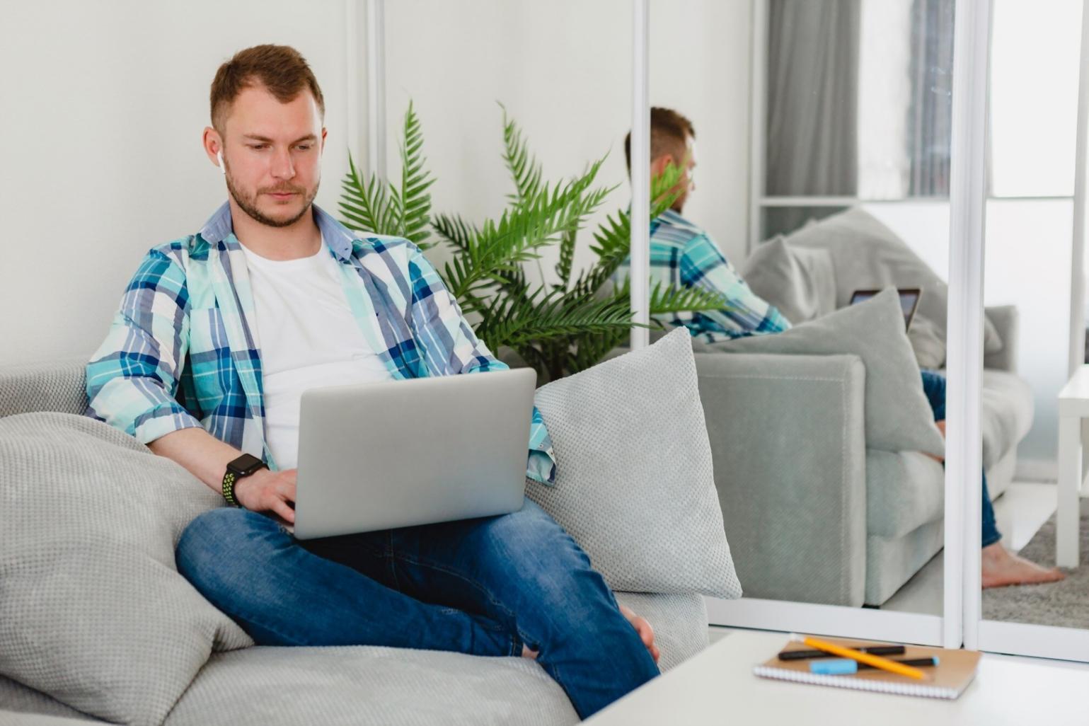 Famille gérant son budget ensemble autour d'une table avec documents financiers