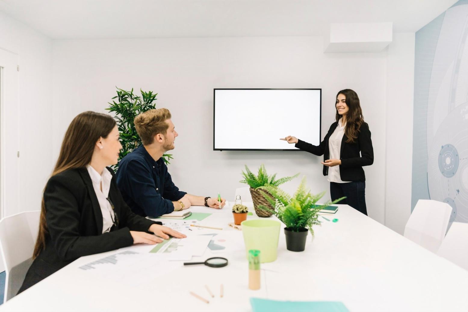 Famille travaillant ensemble sur leur budget mensuel